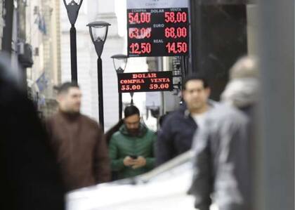 En el caso de que Macri acorte de la distancia y quede en una posición competitiva, Falcone estima que el dólar oficial tendería a mantenerse en los niveles actuales