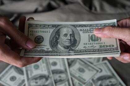 El dólar blue cerró la jornada en $287 para la venta 