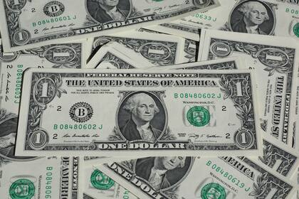 El dólar blue cierra el mes en los $375