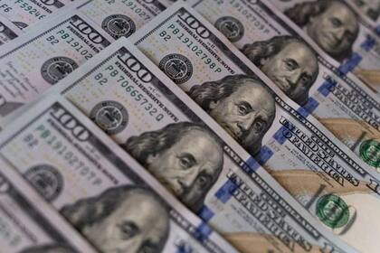El dólar blue cotiza a $1220 para la venta