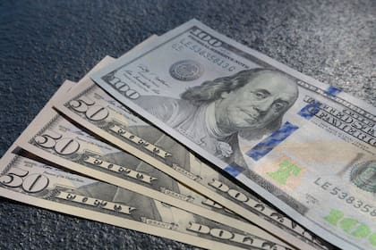 El dólar blue, el MEP y el CCL convergen a $1225
