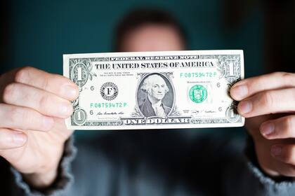 El dólar blue se consigue en el mercado informal y es ilegal