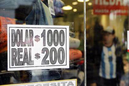 El dólar blue se vende a $1000 en la City porteña