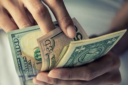 El "contado con liqui" permite cambiar pesos por dólares en el exterior