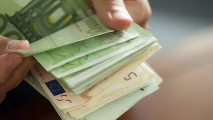 El dólar estadounidense ya no es la monea más fuerte del mundo de acuerdo a CNN