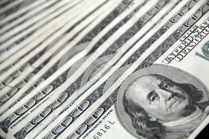 El dólar minorista abrió la jornada cambiaria a $211,75 para la compra y $219,75 para la venta