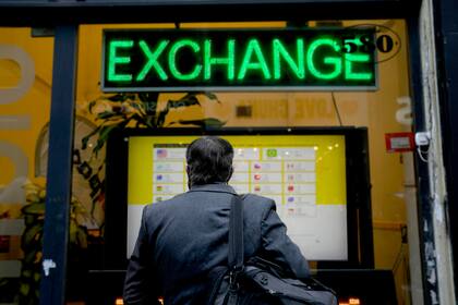 El dólar oficial anota un avance de más de seis pesos en la jornada (AP Foto/Natacha Pisarenko, Archivo)
