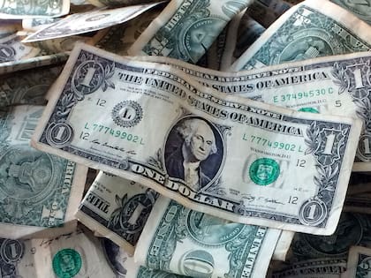 El dólar oficial bajó $70 en comparación con el martes (AP Foto/Mark Lennihan, Archivo)