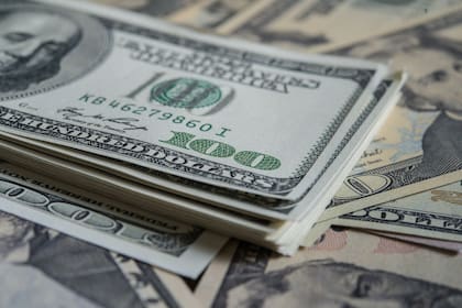 El dólar oficial cerró el viernes a $1355 en su versión mayorista.