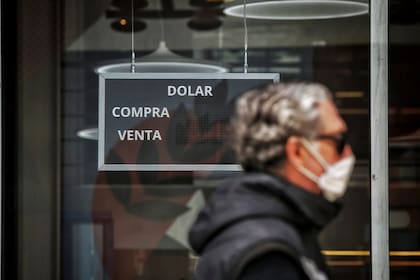 El dólar oficial cerró la jornada cambiaria de este lunes 11 de julio a $134,66 para la venta