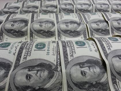 El dólar oficial cotiza a 1036,21 pesos para la venta