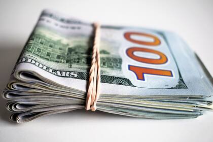 El dólar oficial mayorista subía dos centavos hasta los $77,04