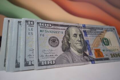 El dólar oficial opera hasta las 15 horas, mientras que el blue cierra entre las 15 las 16