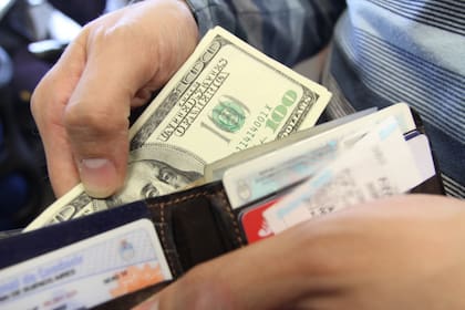 El dólar paralelo sigue creciendo a causa de la fuerte demanda