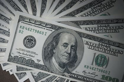 El dólar se estabiliza a $1330