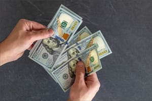 El dólar sigue cayendo y toca el valor más bajo en casi tres meses