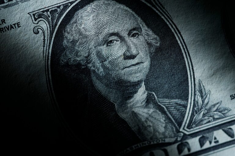 Manotazos, internas y culpas ante un dólar que adelanta la crisis y pone en jaque al Gobierno