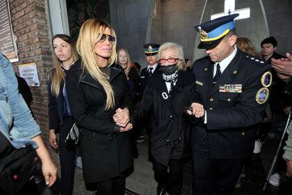 El dolor de la animadora infantil en el último adiós a Carlitos Balá