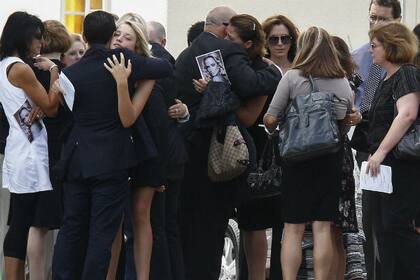 El dolor de la familia, quienes llevaron fotos de la modelo