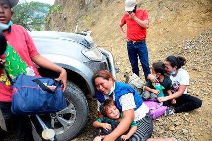 El dolor de las mujeres migrantes y sus niños mientras las fuerzas de seguridad intentan dispersarlos en Vado Hondo, Guatemala