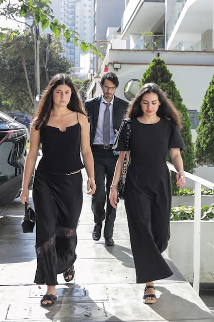 El dolor de sus nietos: Leandro, Aitana (hijos de Álvaro) e Isabella (hija de Morgana) a su llegada al departamento de Vargas Llosa.