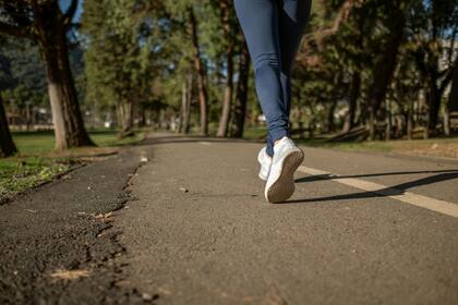 El dolor o fatiga en las piernas al caminar es uno de los síntomas que no se deben ignorar (Foto ilustrativa: PEXELS)