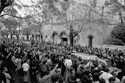El domingo 12 de mayo, una multitud de acercó a la iglesia para despedir al padre Mugica