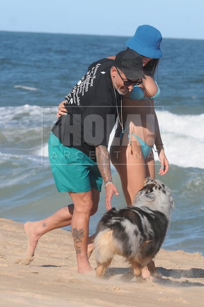 El domingo 17, la pareja aprovechó la tarde soleada y bajó a la playa –frente a su casa en Arenas de José Ignacio– alrededor de las 15; una hora y media más tarde volvieron a su refugio esteño.