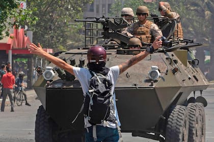 Un manifestante intenta detener un camión militar