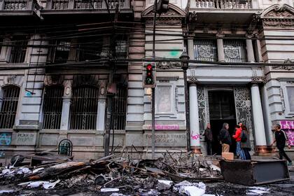 Frente del edificio del diario El Mercurio que fue incendiado durante las manifestaciones