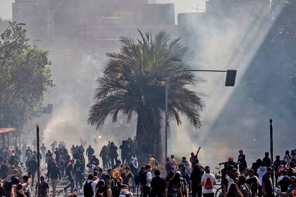 Los manifestantes se mantuvieron en las calles a pesar del toque de queda