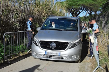 El domingo 28, el coche fúnebre con el féretro de la actriz abandona su casa