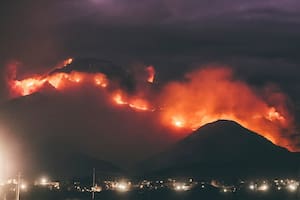 Unos cien brigadistas combatieron los incendios en el cerro Uritorco