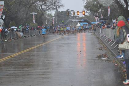 El domingo de carrera amaneció con lluvias, temperaturas cercanas a cero y vientos de 35 km/h y ráfagas de 50