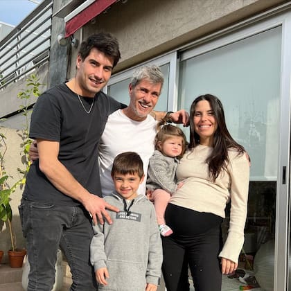 El domingo el Chato Prada compartió una foto por el Día del Padre con Florencia, Julián, Valentín, Julieta y Emma en la panza (Foto: Instagram @elchatoprada)