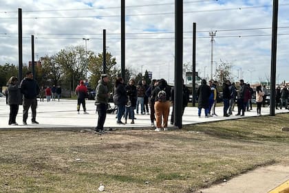El domingo, luego de la clausura, algunos comerciantes se quedaron esperando en la vereda