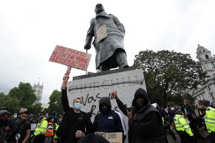 El domingo pasado, un grupo de manifestantes en Londres escribió que Winston Churchill "era racista" sobre su estatua, ubicada frente al parlamento británico