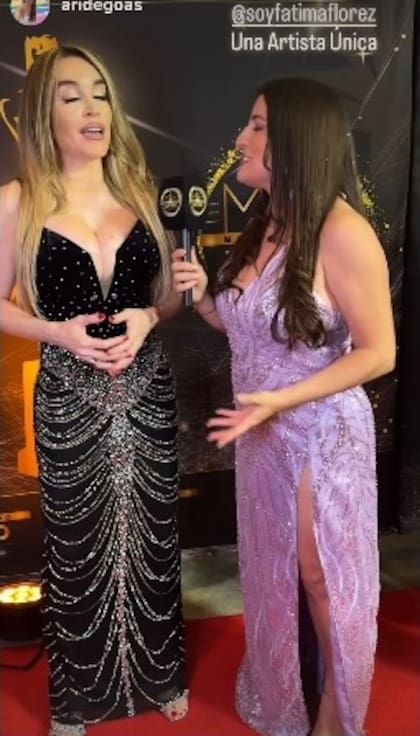 El domingo por la noche se llevó a cabo la tercera edición de los premios Martín Fierro en su versión “latina”. En esta oportunidad, la entrega tuvo lugar en el Hotel JW Marriott de Brickell, en Miami. Fátima Florez no solo fue una de las figuras de la velada sino que, además, fue la encargada de anunciar el premio a la trayectoria para su amigo y compañero de teatro Marcelo Polino. Para la gala, eligió un vestido negro strapless de escote profundo y detalles en piedras