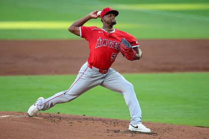 El dominicano José Soriano, de los Angelinos de Los Ángeles, hace un lanzamiento en el juego del jueves 3 de julio de 2025, ante los Bravos de Atlanta (AP Foto/Colin Hubbard)