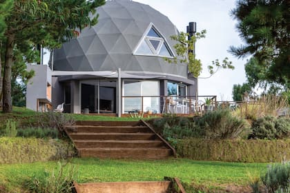 El domo, que es el volumen principal de la casa, se encuentra sobre el médano central de unos 4,5 m de alto y domina el terreno con vistas interminables.