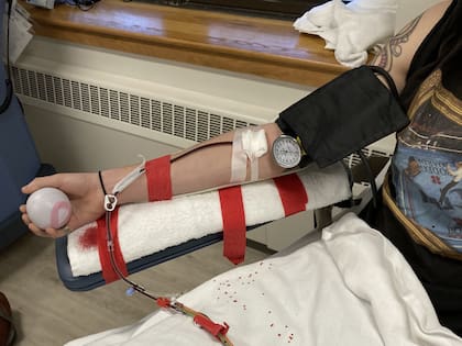 El donante deberá primero, realizar una extracción de sangre, completar una ficha de inscripción y firmar un consentimiento