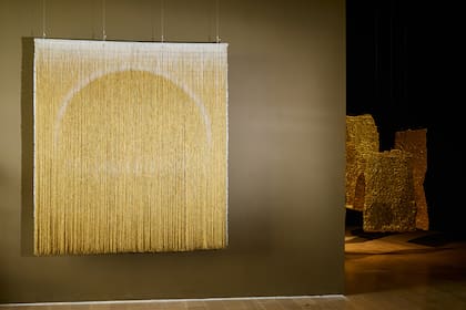 El dorado resalta en muchas de sus piezas exhibidas, como "Lienzo ceremonial 27" (1998)