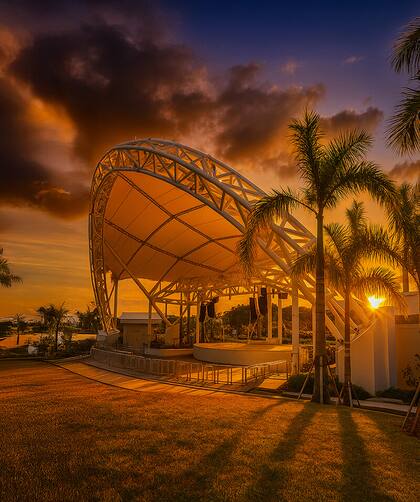 El Doral Amphitheater está ubicado en el Doral Central Park, que abarca aproximadamente 32 hectáreas