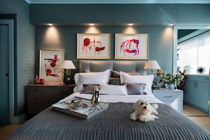 El dormitorio con paredes aguamarina, el tono preferido de Ada. En la cabecera, con una serie de coloridas acuarelas de Paredes.