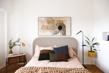 El dormitorio de Corine tiene una paleta de color calma