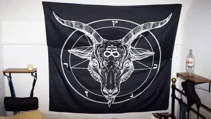 El dormitorio de Finnigan estaba decorado con pentagramas y esvásticas.
