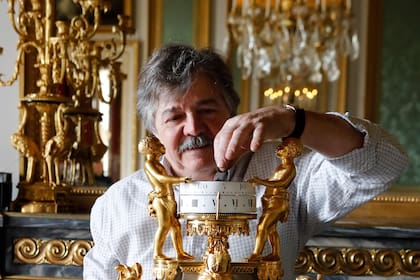 El relojero de Versalles, Bernard Draux, instala el "Pendule aux sultanes" creado por el artesano francés Francois Remond (1747-1812) en el dormitorio de la última reina de Francia