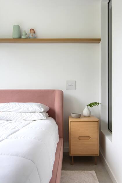 El dormitorio destinado a la hija adolescente equilibra infancia y juventud con una cabecera de pana como toque distintivo.