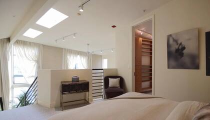 El dormitorio es abierto al cual se llega apenas se sube la escalera