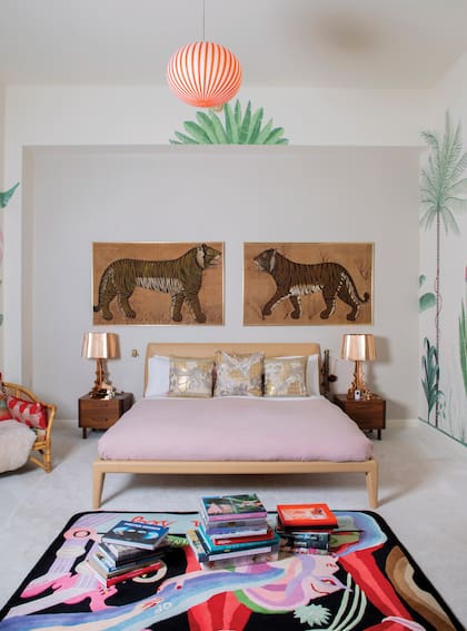 El dormitorio está dominado por una colorida alfombra de Miranda Makaroff. Sobre la cabecera de la cama, dos cuadros antiguos pintados sobre seda de Rajhastan, India. Los almohadones están hechos con kimonos antiguos de hilos bordados en oro. 
